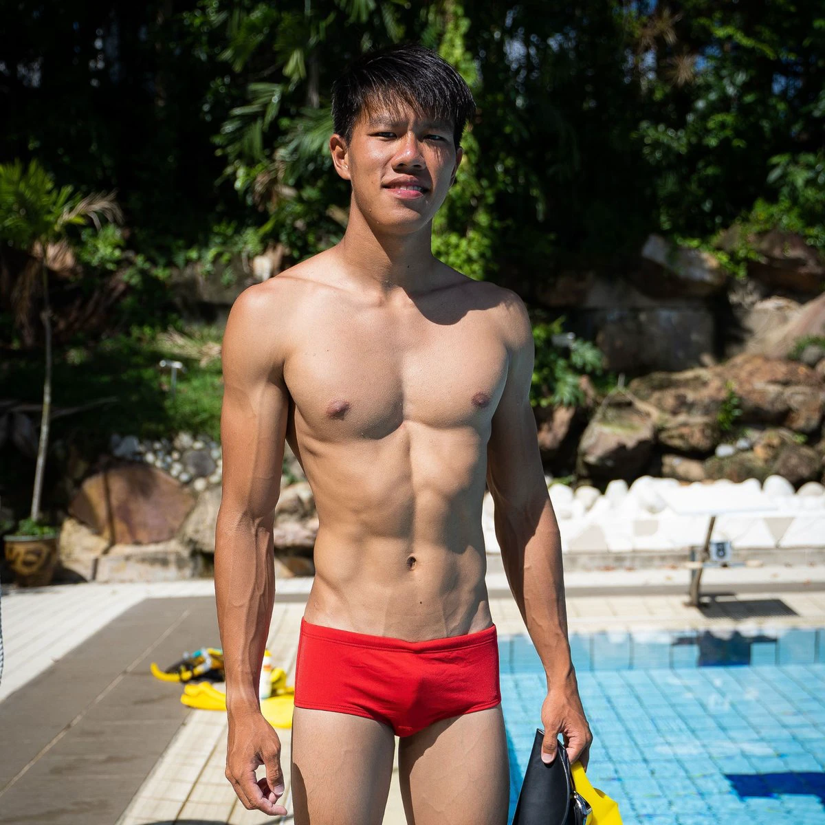Înotător în FINIS Aqua Short roșu, la bazin