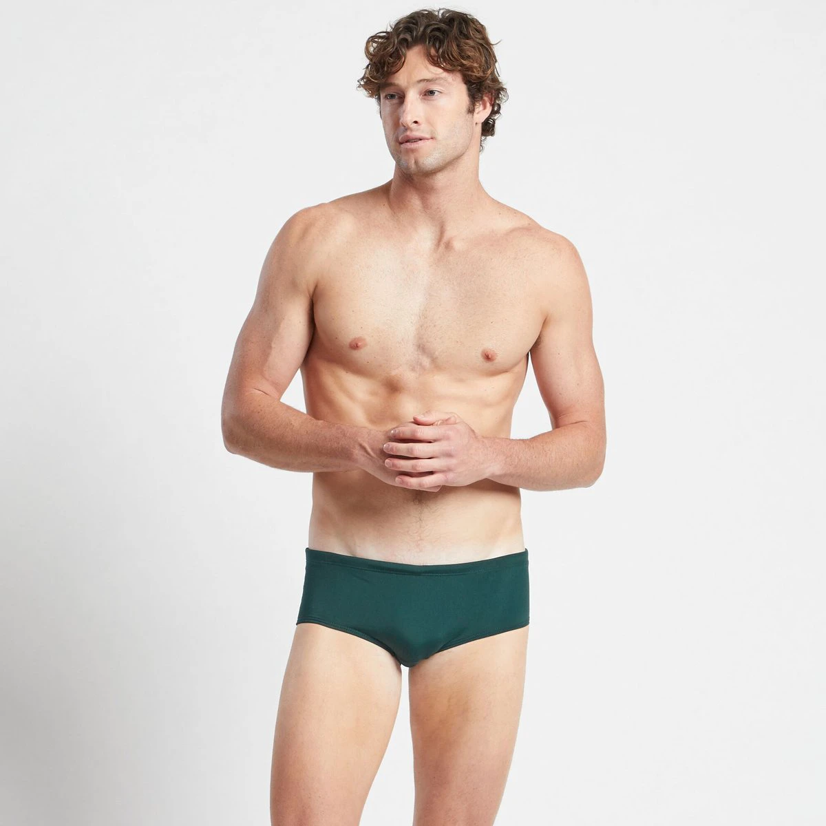 Înotător în FINIS Aqua Short Solid, văzut din față