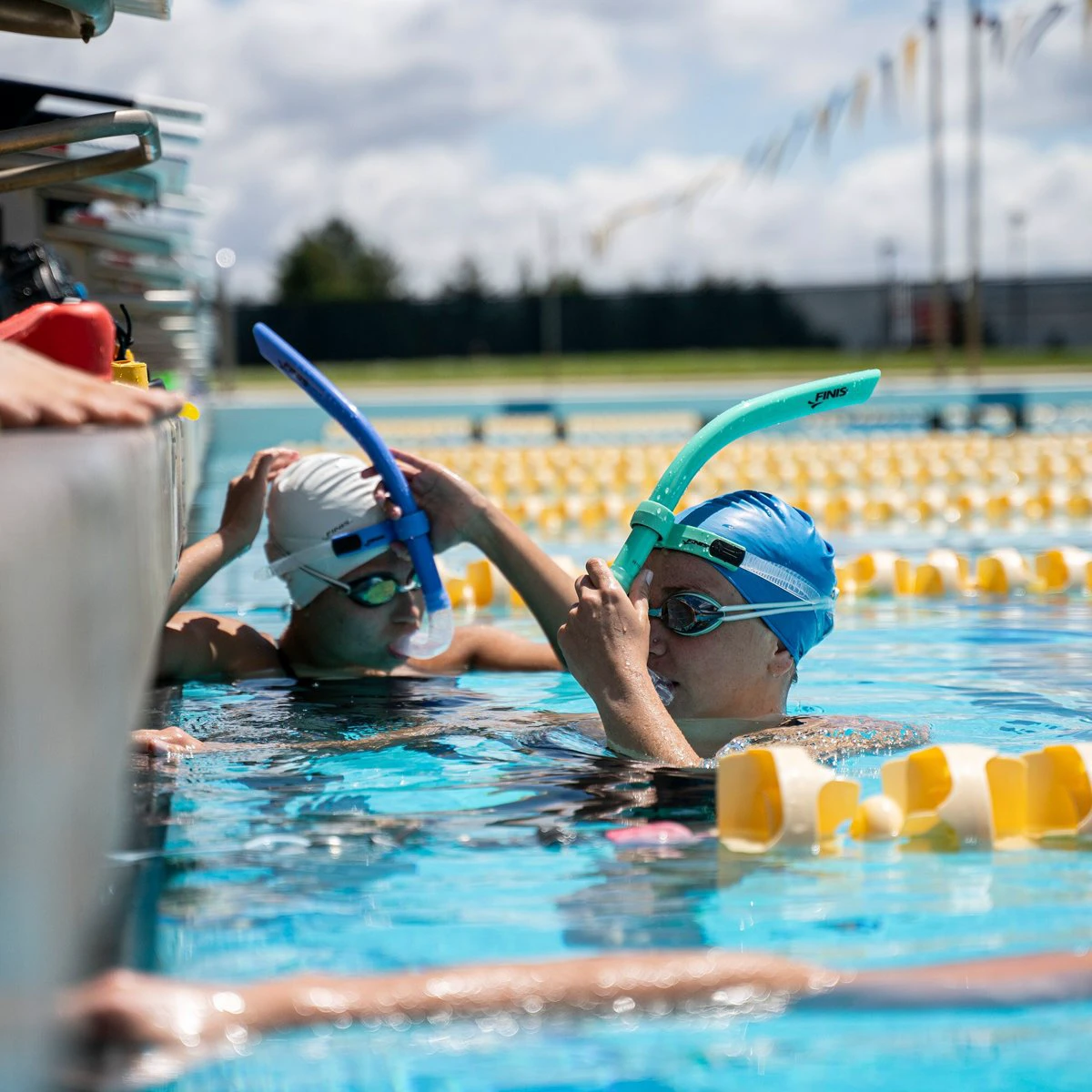Înotători la bazin cu FINIS Glide Snorkel