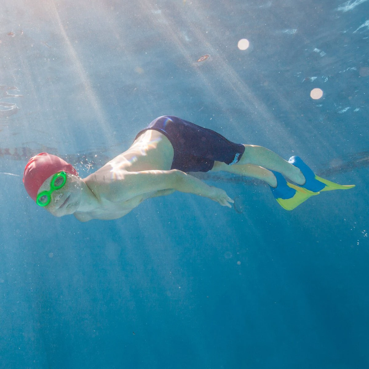 Copil care înoată cu labe FINIS Long Floating Fins albastru/galben