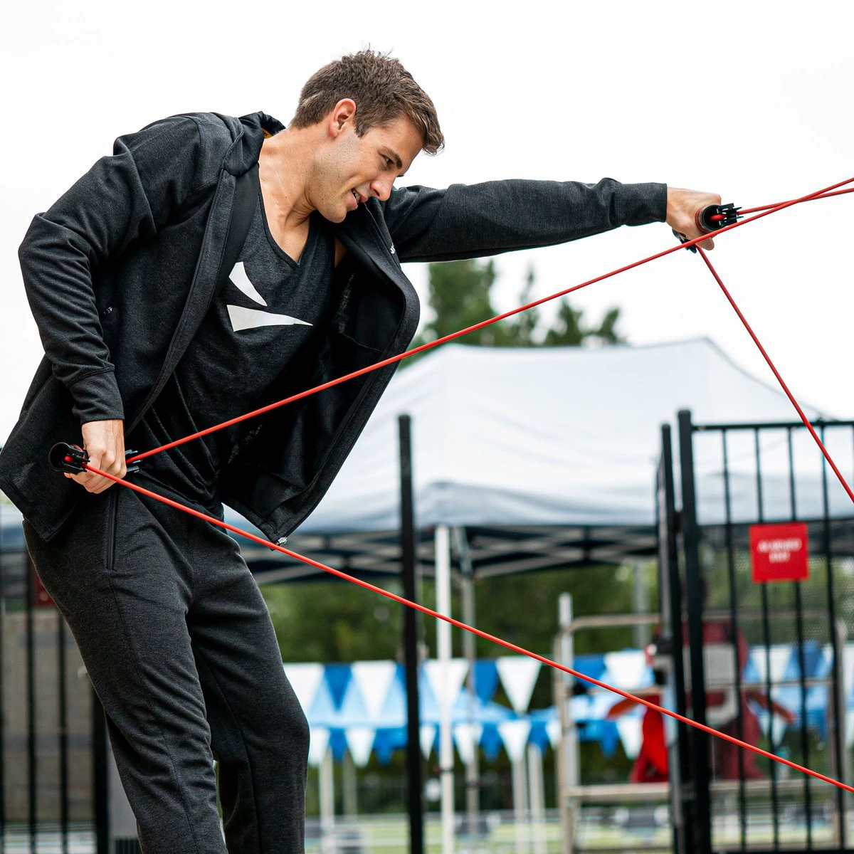 Înotătoare care lucrează cu FINIS Slide Dryland Trainer galben, la sală