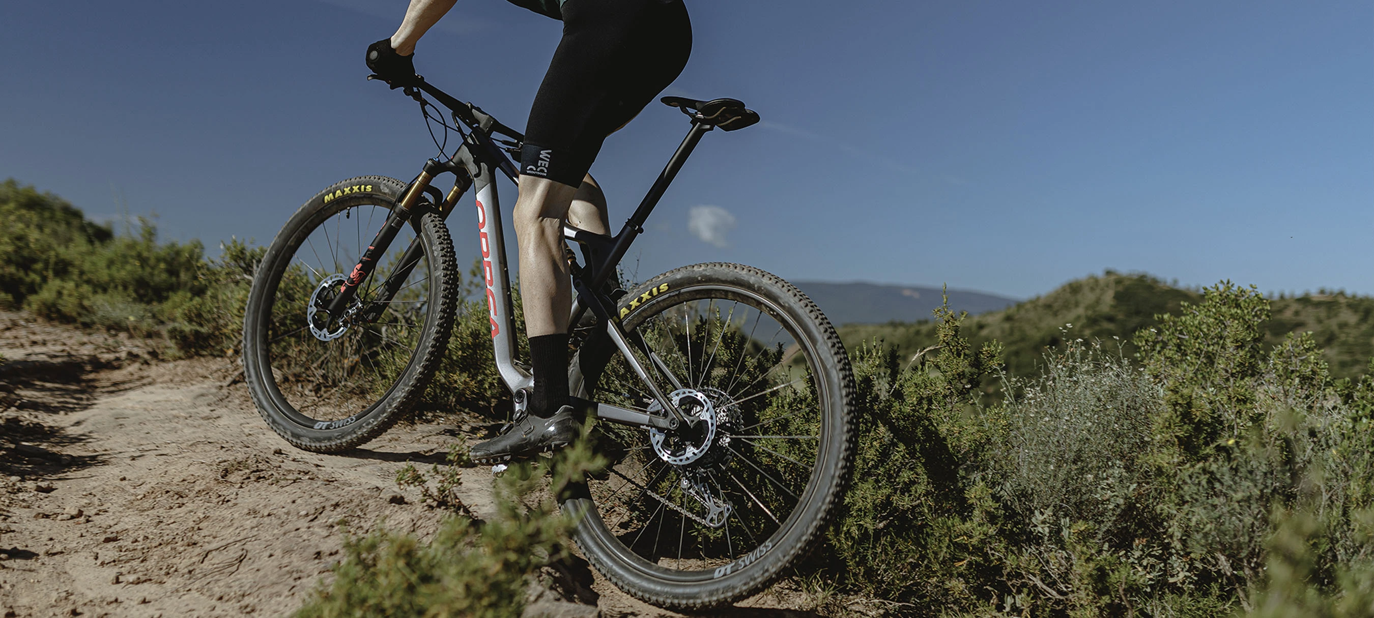 4. Orbea OIZ H20 Apricot Orange-Limestone Beige (Matt) - bicicletă MTB XC full suspension