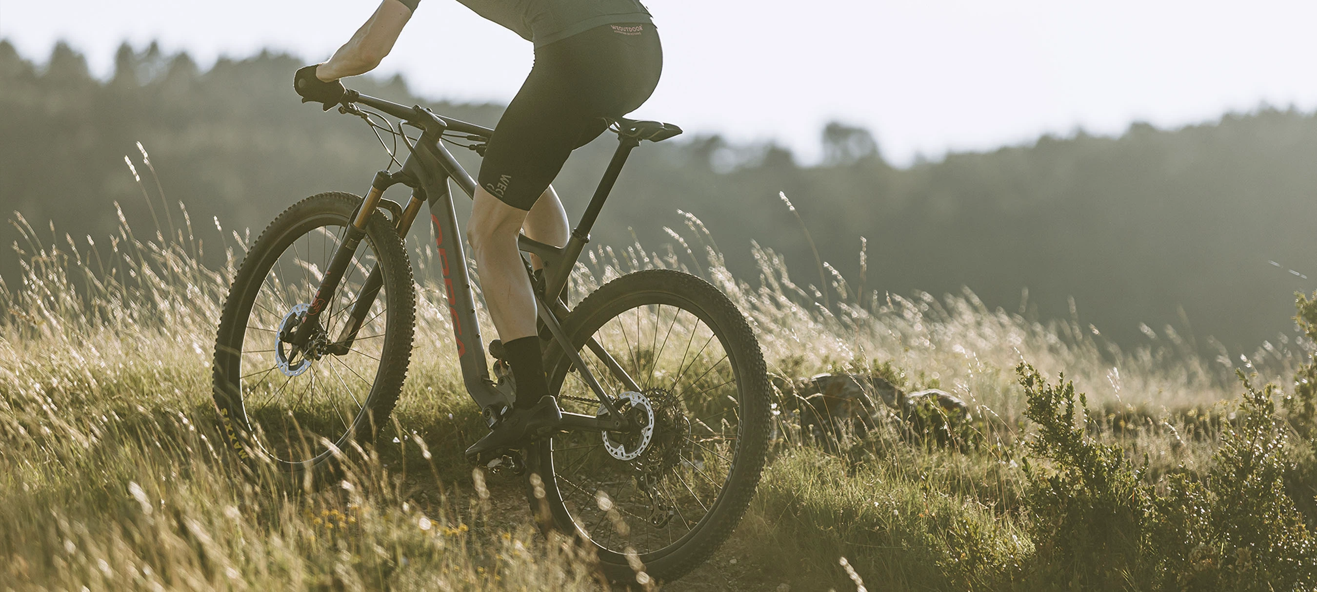 10. Orbea OIZ H20 Apricot Orange-Limestone Beige (Matt) - bicicletă MTB XC full suspension