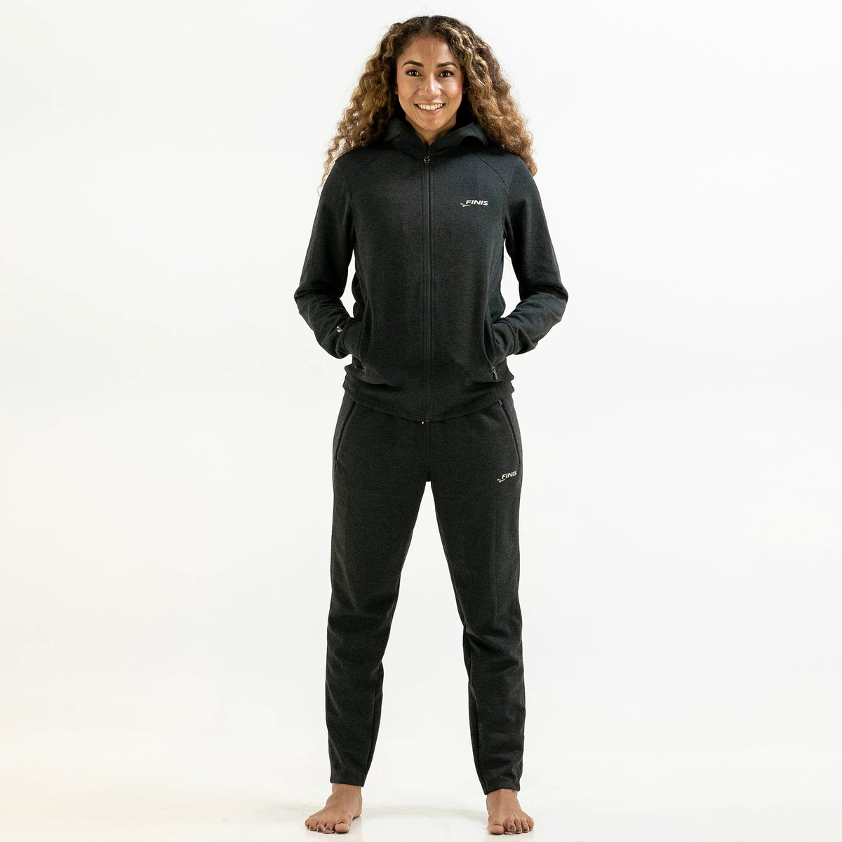 1. Finis - pantaloni lungi sport lejeri pentru femei Tech W Pants - negru