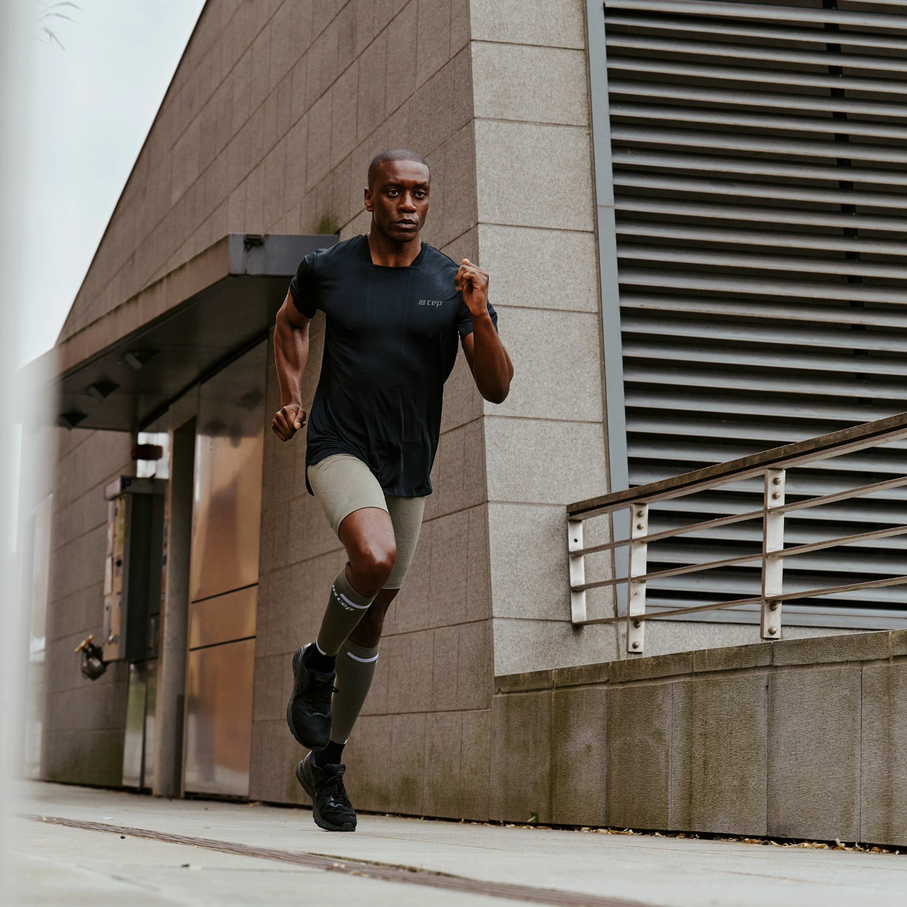 7. CEP - tricou tehnic femei - the run shirt short sleeve v4 - olive