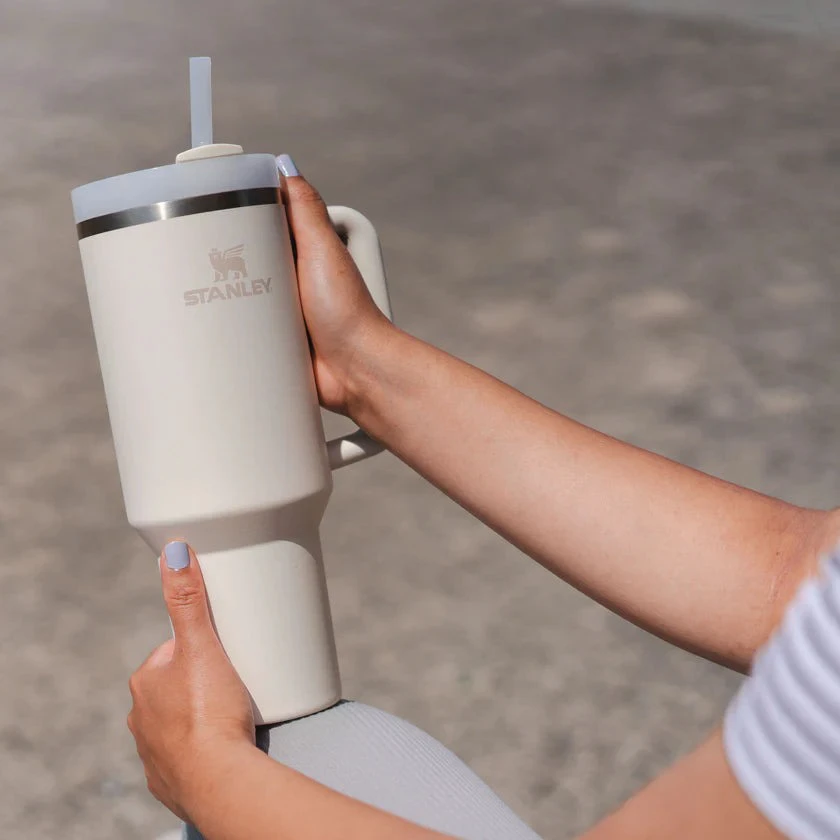 3. Stanley - termos tip sticla cu pai - Quencher H2.0 Tumbler - Bej - 1.18L